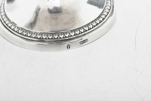 Due caffettiere. Argento  fuso, sbalzato e cesellato. Ausburg 1823. Argentiere Johanneorg Kr�ner (1819-1855)  - Asta Argenti da collezione | Antichi - Associazione Nazionale - Case d'Asta italiane