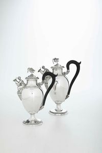 Due caffettiere. Argento  fuso, sbalzato e cesellato. Ausburg 1823. Argentiere Johanneorg Kr�ner (1819-1855)  - Asta Argenti da collezione | Antichi - Associazione Nazionale - Case d'Asta italiane