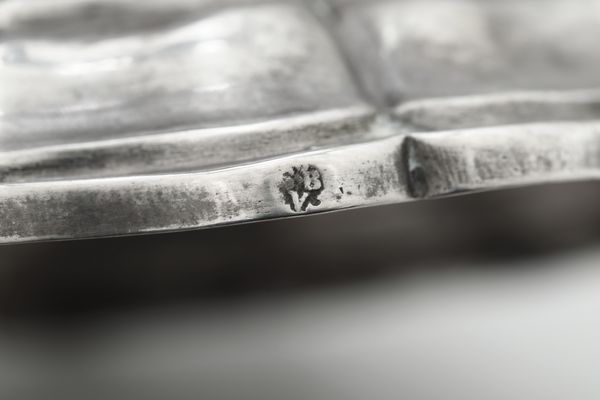 Coppia di candelieri. Verona, seconda met� XVIII secolo. Marchio dell'argentiere G B V entro riserva fogliata (documentato ma non identificato)  - Asta Argenti da collezione | XX secolo - Associazione Nazionale - Case d'Asta italiane