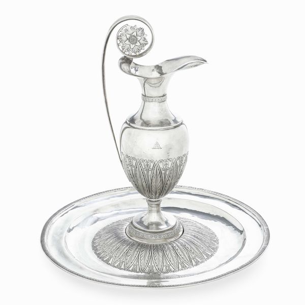 Brocca e piatto. Argento fuso, sbalzato e cesellato. Roma met� del XIX secolo. Marchio camerale in uso dal 1815 al 1872. Maestro argentiere Stefano II Sciolet (1826-1870)  - Asta Argenti da collezione | XX secolo - Associazione Nazionale - Case d'Asta italiane