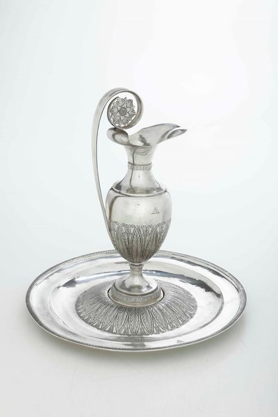 Brocca e piatto. Argento fuso, sbalzato e cesellato. Roma met� del XIX secolo. Marchio camerale in uso dal 1815 al 1872. Maestro argentiere Stefano II Sciolet (1826-1870)  - Asta Argenti da collezione | XX secolo - Associazione Nazionale - Case d'Asta italiane