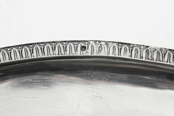 Brocca e piatto. Argento fuso, sbalzato e cesellato. Roma met� del XIX secolo. Marchio camerale in uso dal 1815 al 1872. Maestro argentiere Stefano II Sciolet (1826-1870)  - Asta Argenti da collezione | XX secolo - Associazione Nazionale - Case d'Asta italiane