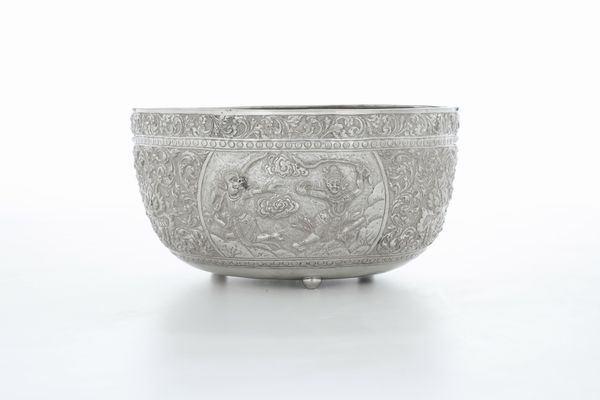 Ciotola cesellata a mano con raffigurazioni dal poema epico Ramakien. Siam (Thailandia), inizi XX secolo. Argentiere Xiang Zhen  - Asta Argenti da collezione | XX secolo - Associazione Nazionale - Case d'Asta italiane