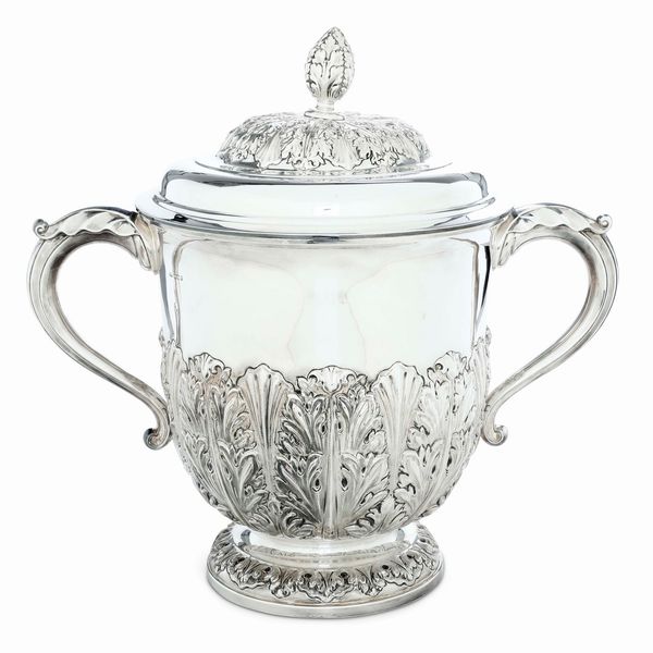 Monumentale coppa biansata. Marchi della citt� di Sheffield per l'anno 1928. Argentiere Atkin Bros - Harry Atkin  - Asta Argenti da collezione | XX secolo - Associazione Nazionale - Case d'Asta italiane