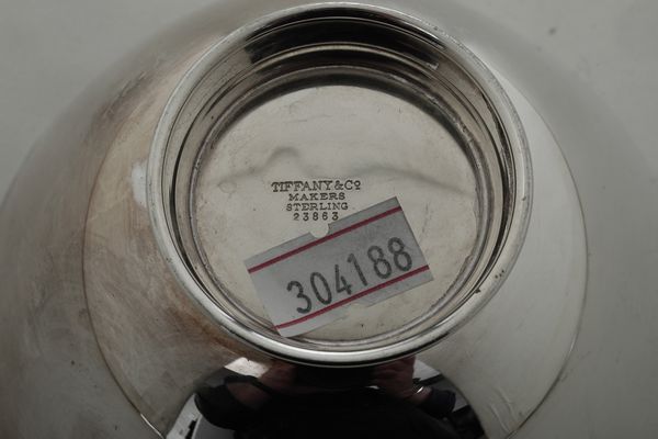 Tre ciotole Art Dec�. Tiffany & Co., U.S.A., prima met� XX secolo<BR>diametro cm 10, 13, 17,5 e altezze cm 5,5 , 8, 9  - Asta Argenti da collezione | XX secolo - Associazione Nazionale - Case d'Asta italiane