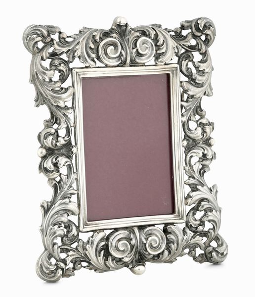 Cornice porta foto. Argenteria artistica milanese del XX secolo. Argentiere Genazzi  - Asta Argenti da collezione | XX secolo - Associazione Nazionale - Case d'Asta italiane