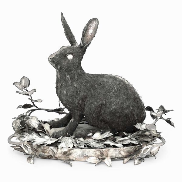 Monumentale portavivande centrotavola raffigurante lepre accucciata a grandezza naturale tra il cespuglio fogliato. Maison Mario Buccellati, Italia, seconda met� del XX secolo  - Asta Argenti da collezione | XX secolo - Associazione Nazionale - Case d'Asta italiane