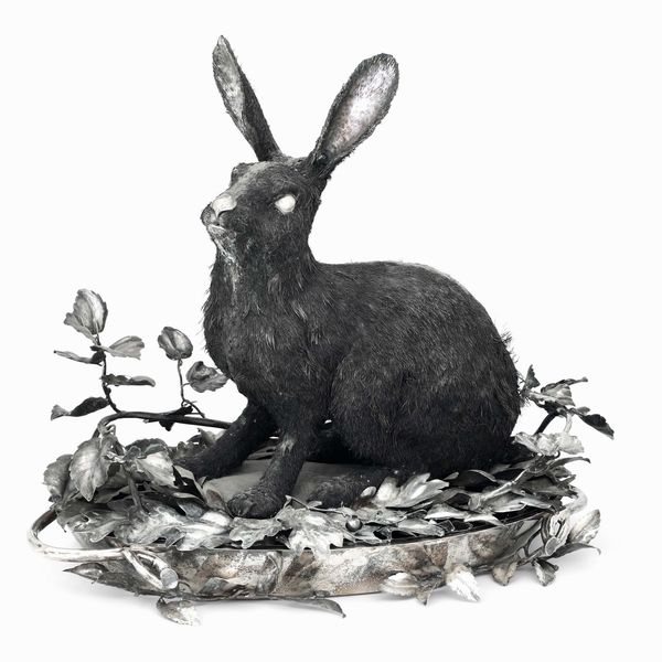 Monumentale portavivande centrotavola raffigurante lepre accucciata a grandezza naturale tra il cespuglio fogliato. Maison Mario Buccellati, Italia, seconda met� del XX secolo  - Asta Argenti da collezione | XX secolo - Associazione Nazionale - Case d'Asta italiane