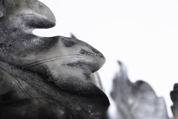 Monumentale portavivande centrotavola raffigurante lepre accucciata a grandezza naturale tra il cespuglio fogliato. Maison Mario Buccellati, Italia, seconda met� del XX secolo  - Asta Argenti da collezione | XX secolo - Associazione Nazionale - Case d'Asta italiane