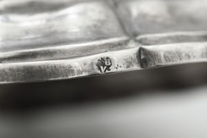 Coppia di candelieri. Verona, seconda met� XVIII secolo. Marchio dell'argentiere G B V entro riserva fogliata (documentato ma non identificato)  - Asta Argenti da collezione | XX secolo - Associazione Nazionale - Case d'Asta italiane