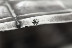 Coppia di candelieri. Verona, seconda met� XVIII secolo. Marchio dell'argentiere G B V entro riserva fogliata (documentato ma non identificato)  - Asta Argenti da collezione | XX secolo - Associazione Nazionale - Case d'Asta italiane