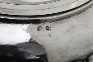 Importante coppia di vasi. Bottega all'insegna 'del Trofeo'. Maestro argentiere Andrea Fulici, documentato tra il 1720 e il 1743 (Attribuito a). Venezia, secondo quarto del XVIII secolo.  - Asta Argenti da collezione | XX secolo - Associazione Nazionale - Case d'Asta italiane