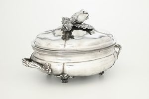 Rara zuppiera. Venezia, prima met� del XVIII secolo. Marchi dell'assaggiatore Zuanne Cottini (1712-1736) e dell'argentiere V.P. entro campo quadrato (documentato ma non identificato)  - Asta Argenti da collezione | XX secolo - Associazione Nazionale - Case d'Asta italiane