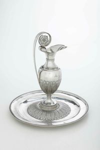 Brocca e piatto. Argento fuso, sbalzato e cesellato. Roma met� del XIX secolo. Marchio camerale in uso dal 1815 al 1872. Maestro argentiere Stefano II Sciolet (1826-1870)  - Asta Argenti da collezione | XX secolo - Associazione Nazionale - Case d'Asta italiane