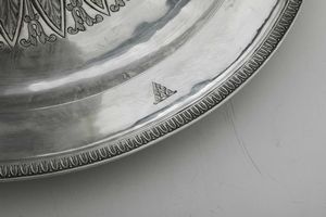 Brocca e piatto. Argento fuso, sbalzato e cesellato. Roma met� del XIX secolo. Marchio camerale in uso dal 1815 al 1872. Maestro argentiere Stefano II Sciolet (1826-1870)  - Asta Argenti da collezione | XX secolo - Associazione Nazionale - Case d'Asta italiane