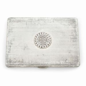 Scatola portasigarette. Maison Mario Buccellati, Italia, 1954. Incisa firma M.Buccellati Milano-Roma-Firenze-New York  - Asta Argenti da collezione | XX secolo - Associazione Nazionale - Case d'Asta italiane