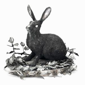 Monumentale portavivande centrotavola raffigurante lepre accucciata a grandezza naturale tra il cespuglio fogliato. Maison Mario Buccellati, Italia, seconda met� del XX secolo  - Asta Argenti da collezione | XX secolo - Associazione Nazionale - Case d'Asta italiane