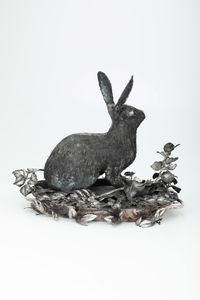 Monumentale portavivande centrotavola raffigurante lepre accucciata a grandezza naturale tra il cespuglio fogliato. Maison Mario Buccellati, Italia, seconda met� del XX secolo  - Asta Argenti da collezione | XX secolo - Associazione Nazionale - Case d'Asta italiane