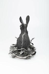 Monumentale portavivande centrotavola raffigurante lepre accucciata a grandezza naturale tra il cespuglio fogliato. Maison Mario Buccellati, Italia, seconda met� del XX secolo  - Asta Argenti da collezione | XX secolo - Associazione Nazionale - Case d'Asta italiane