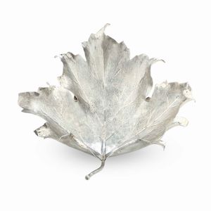 Centrotavola a foglia. Maison Mario Buccellati. Argentiere Ilario Pradella, Milano XX secolo  - Asta Argenti da collezione | XX secolo - Associazione Nazionale - Case d'Asta italiane