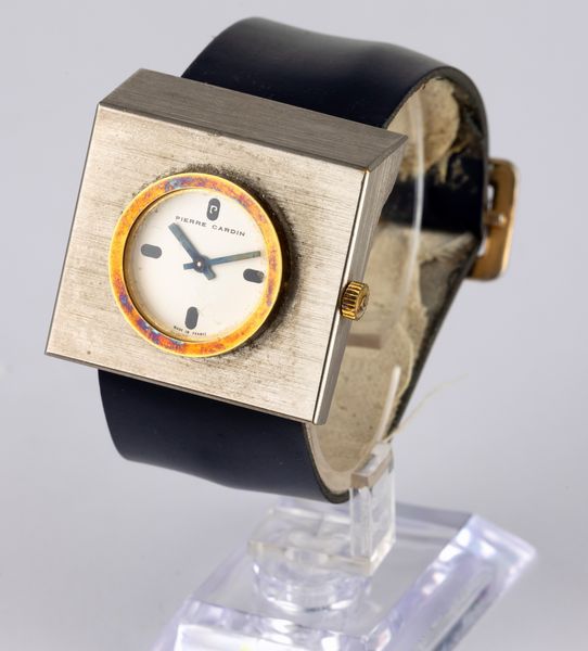 PIERRE CARDIN : Particolare orologio di design in acciaio a carica manuale, quadrante Argent� e ghiera dorata  - Asta Orologi da Polso - Associazione Nazionale - Case d'Asta italiane