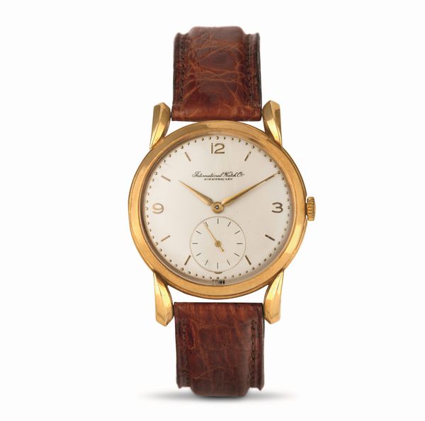 INTERNATIONAL WATCH CO, : Affascinante orologio solotempo Oversize con anse Fancy in oro giallo 18k, quadrante Argent� carica manuale con piccoli secondi in basso  - Asta Orologi da Polso - Associazione Nazionale - Case d'Asta italiane