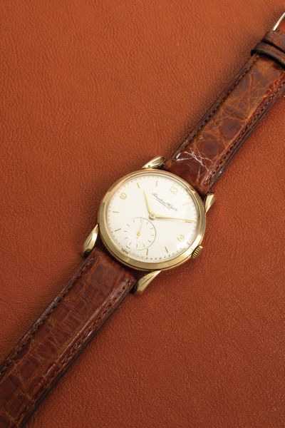 INTERNATIONAL WATCH CO, : Affascinante orologio solotempo Oversize con anse Fancy in oro giallo 18k, quadrante Argent� carica manuale con piccoli secondi in basso  - Asta Orologi da Polso - Associazione Nazionale - Case d'Asta italiane