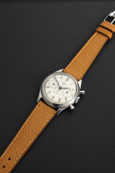 Universal Genève : Uni-Compax ref 22292 in acciaio tasti a pompa fondello a vite, quadrante Argent� numeri Arabi  - Asta Orologi da Polso - Associazione Nazionale - Case d'Asta italiane