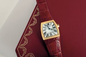 CARTIER : Elegante La Dona in oro giallo 18k, quadrante Argent� con numeri Romani, movimento al quarzo con scatola e garanzia  - Asta Orologi da Polso - Associazione Nazionale - Case d'Asta italiane