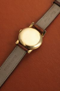 INTERNATIONAL WATCH CO, : Affascinante orologio solotempo Oversize con anse Fancy in oro giallo 18k, quadrante Argent� carica manuale con piccoli secondi in basso  - Asta Orologi da Polso - Associazione Nazionale - Case d'Asta italiane