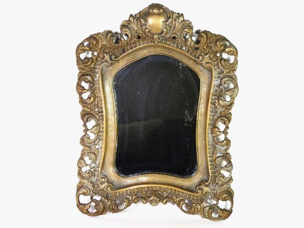 Specchio in metallo dorato  - Asta Arredi e dipinti antichi da una villa a Viareggio - Associazione Nazionale - Case d'Asta italiane