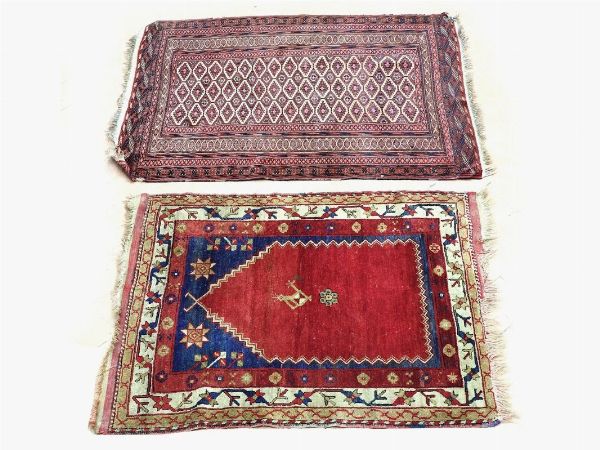 Due piccoli tappeti  - Asta Arredi e dipinti antichi da una villa a Viareggio - Associazione Nazionale - Case d'Asta italiane