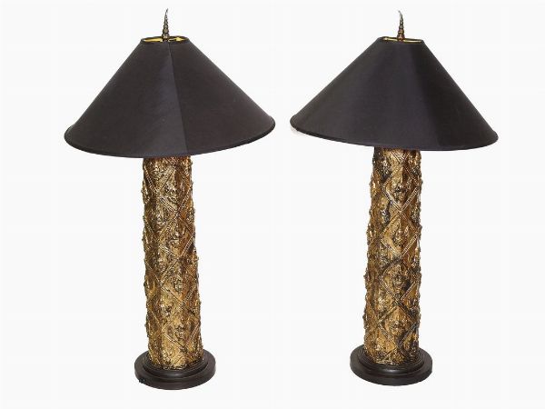Coppia di lampade da tavolo in resina dorata  - Asta Arredi e dipinti antichi da una villa a Viareggio - Associazione Nazionale - Case d'Asta italiane