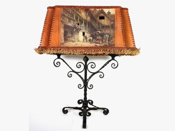 Lume da tavolo in ferro battuto  - Asta Arredi e dipinti antichi da una villa a Viareggio - Associazione Nazionale - Case d'Asta italiane