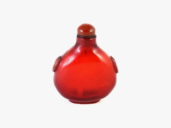 Snuff bottle in vetro rosso  - Asta Arredi e dipinti antichi da una villa a Viareggio - Associazione Nazionale - Case d'Asta italiane