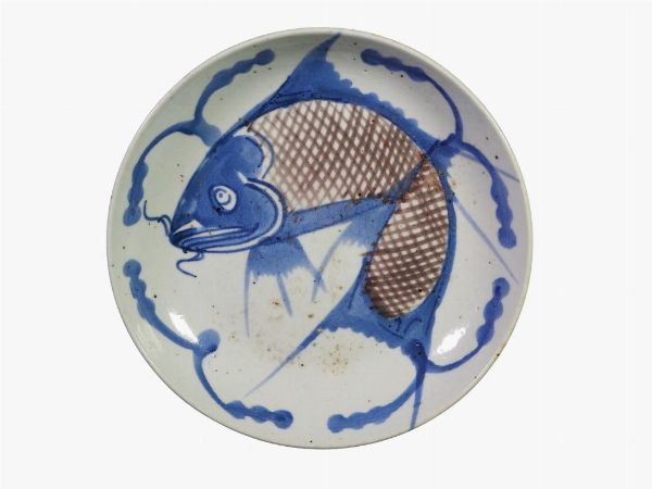 Piatto in ceramica di periodo Ming  - Asta Arredi e dipinti antichi da una villa a Viareggio - Associazione Nazionale - Case d'Asta italiane
