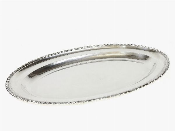Vassoio ovale in argento  - Asta Arredi e dipinti antichi da una villa a Viareggio - Associazione Nazionale - Case d'Asta italiane
