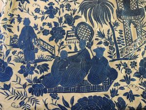 Scialle in seta avorio con ricami blu  - Asta Arredi e dipinti antichi da una villa a Viareggio - Associazione Nazionale - Case d'Asta italiane