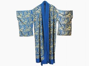 Kimono in seta blu con ricami floreali gialli  - Asta Arredi e dipinti antichi da una villa a Viareggio - Associazione Nazionale - Case d'Asta italiane