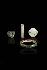 LOTTO DI QUATTRO OGGETTI - Lotto composto da quattro oggetti in giada celadon