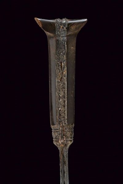 Lungo yatagan con montatura in argento  - Asta Una Vasta Selezione di Armi da Fuoco Americane - Associazione Nazionale - Case d'Asta italiane