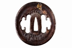 Bellissima tsuba di scuola Jingo  - Asta Una Vasta Selezione di Armi da Fuoco Americane - Associazione Nazionale - Case d'Asta italiane