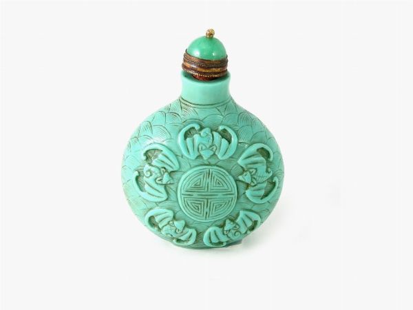 Snuff bottle in vetro verde  - Asta Arredi e dipinti antichi da una villa a Viareggio -II - Associazione Nazionale - Case d'Asta italiane
