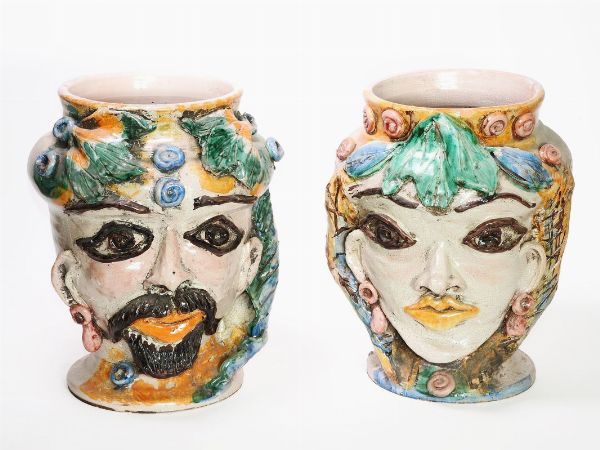 Due vasi antropomorfi in ceramica di Caltagirone  - Asta Arredi e dipinti antichi da una villa a Viareggio -II - Associazione Nazionale - Case d'Asta italiane