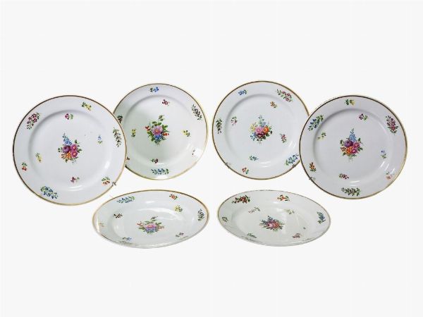 Serie di sei piatti in porcellana  - Asta Arredi e dipinti antichi da una villa a Viareggio -II - Associazione Nazionale - Case d'Asta italiane