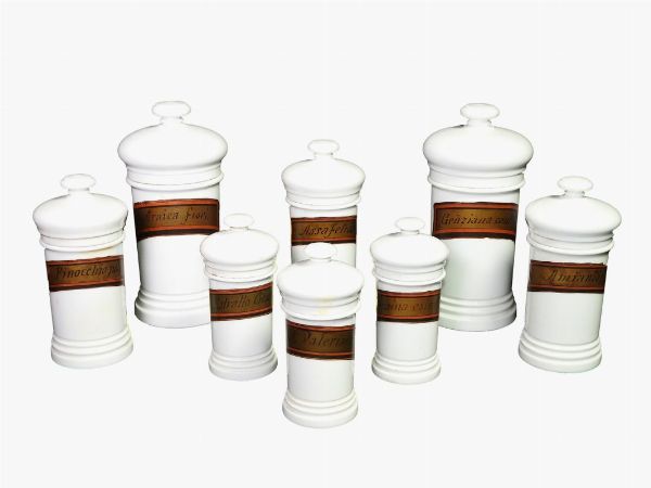 Serie di otto vasi da farmacia in porcellana  - Asta Arredi e dipinti antichi da una villa a Viareggio -II - Associazione Nazionale - Case d'Asta italiane
