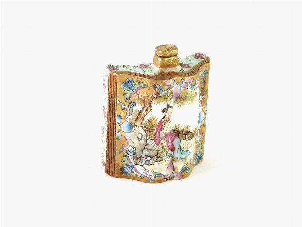 Snuff bottle in ceramica  - Asta Arredi e dipinti antichi da una villa a Viareggio -II - Associazione Nazionale - Case d'Asta italiane