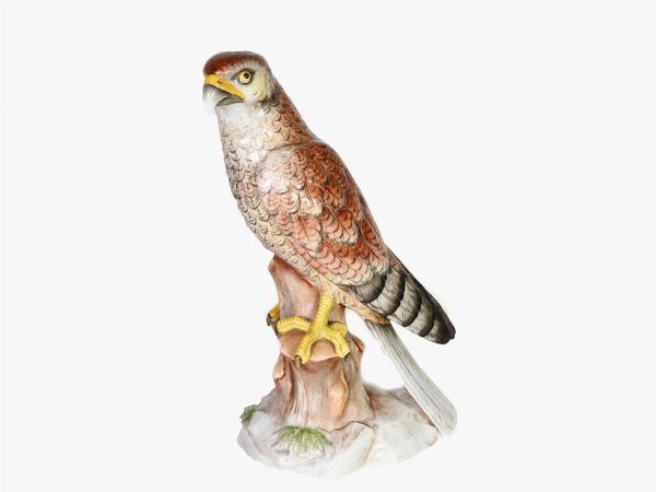 Figura di falco in porcellana policroma  - Asta Arredi e dipinti antichi da una villa a Viareggio -II - Associazione Nazionale - Case d'Asta italiane