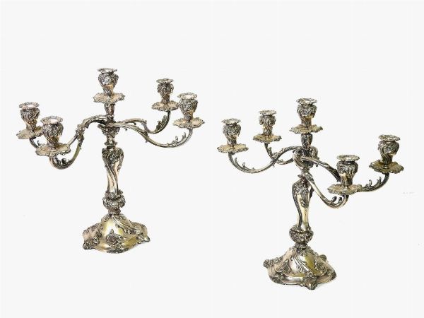 Coppia di candelabri in argento  - Asta Arredi e dipinti antichi da una villa a Viareggio -II - Associazione Nazionale - Case d'Asta italiane