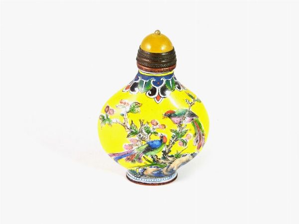 Snuff bottle in smalto  - Asta Arredi e dipinti antichi da una villa a Viareggio -II - Associazione Nazionale - Case d'Asta italiane